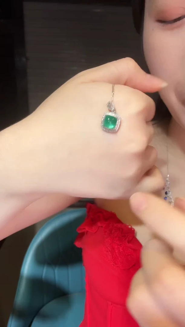 18K金镶嵌吊坠（不含链）祖母绿1.69ct