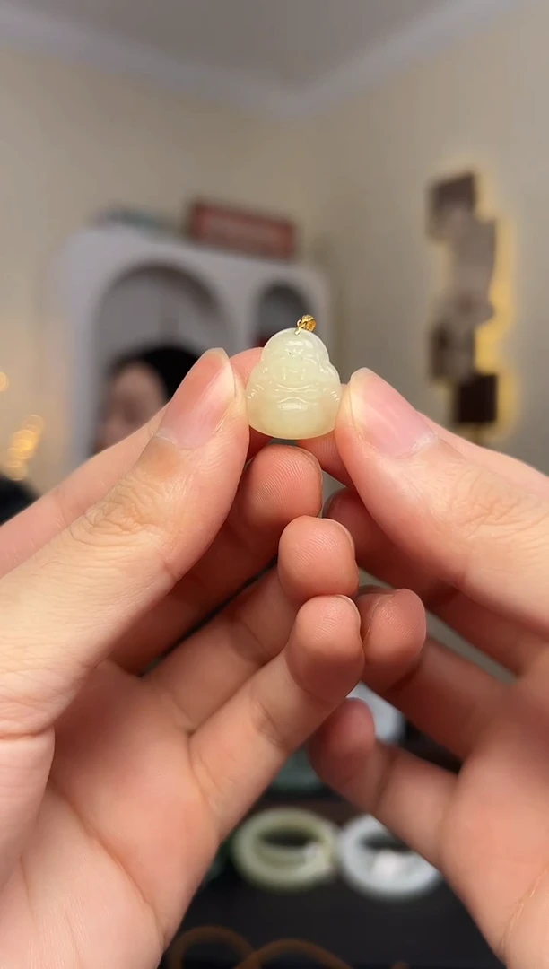 颈饰18K金镶嵌和田玉黄口佛