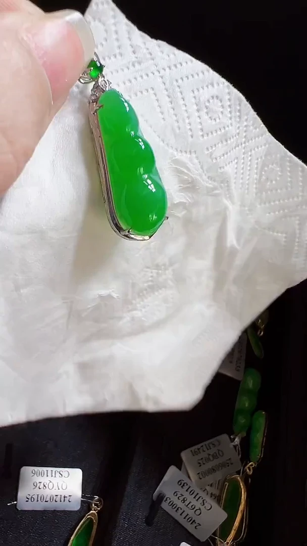 颈饰18K金镶嵌翡翠豆