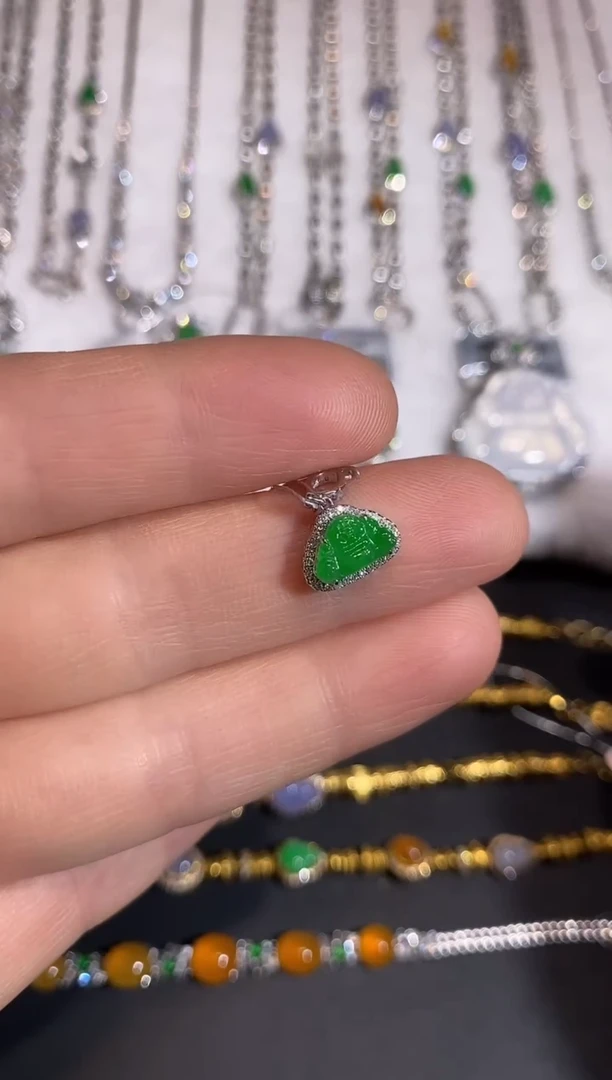 颈饰18K金镶嵌翡翠吊坠