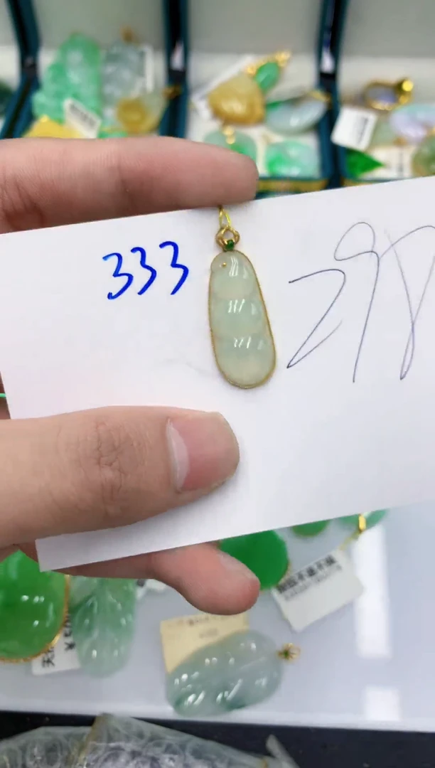 颈饰18K金镶嵌翡翠琴**欢翡翠