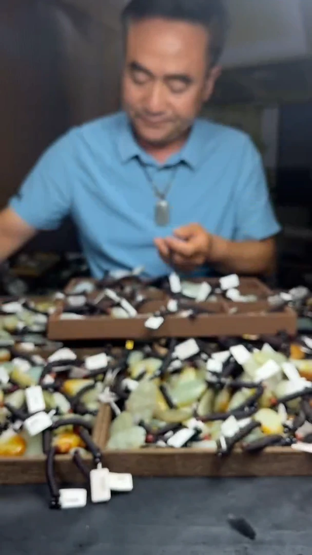 和田玉未镶嵌颈饰`