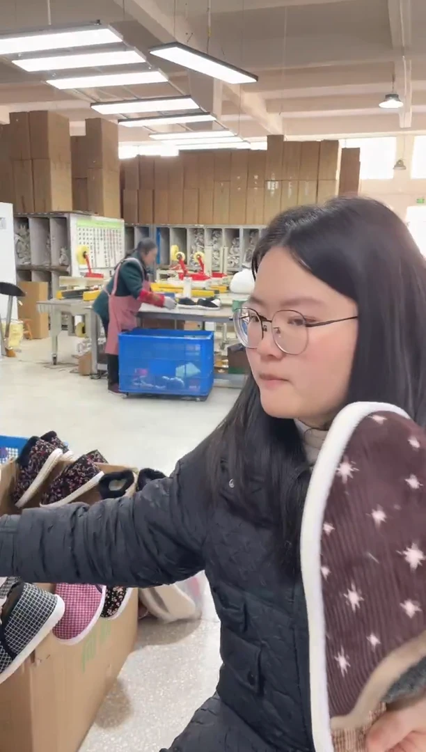 棕色棉拖42码、、、、