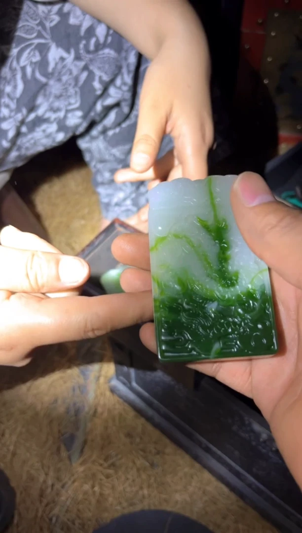 和田玉未镶嵌挂件飘绿龙牌一个