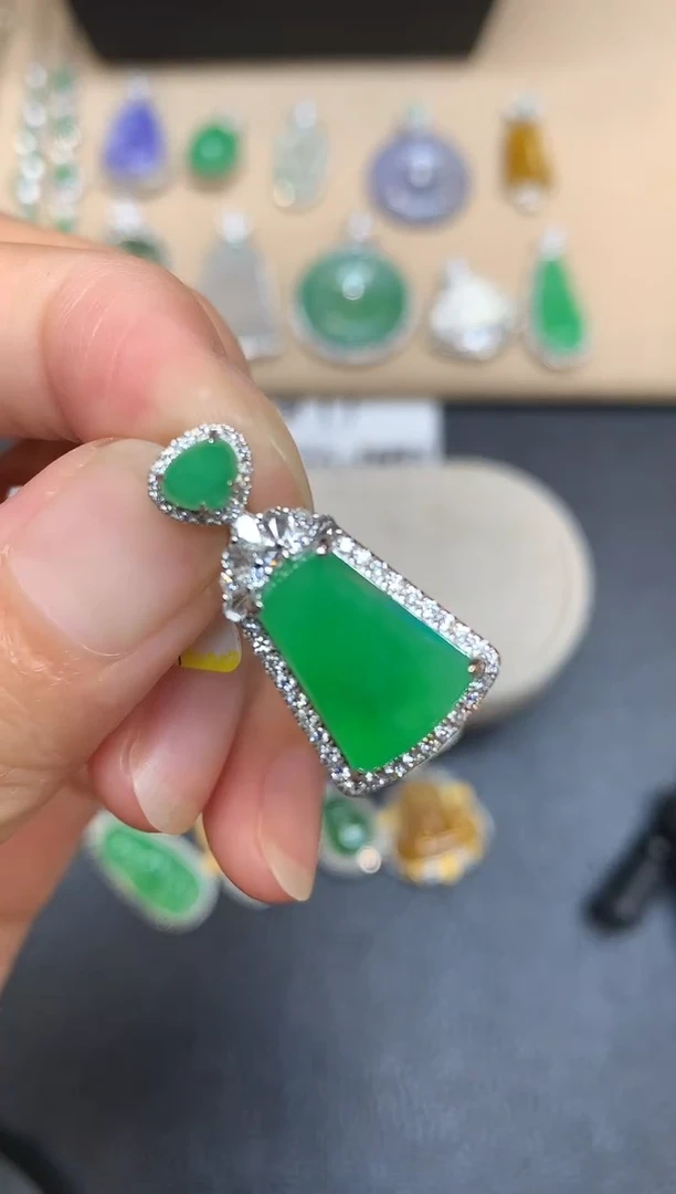 颈饰18K金镶嵌翡翠无事牌【无服务费