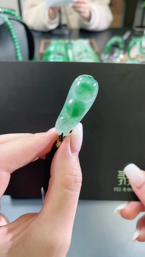 颈饰未镶嵌石英质玉冰绿福豆