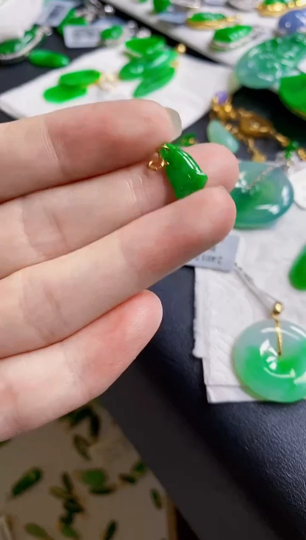 翡翠18K金镶嵌颈饰吊坠