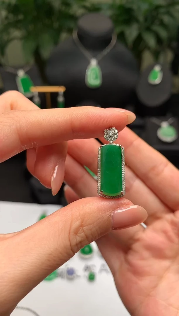 颈饰18K金镶嵌翡翠无事牌