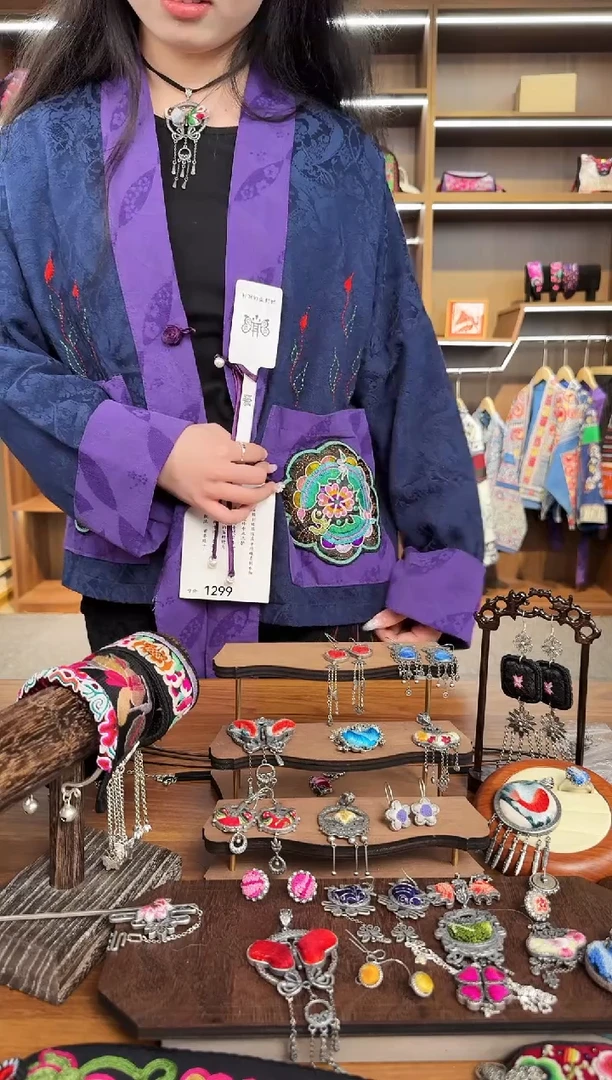 【闪购商品】织绣A27蒙阿苏苗绣传承