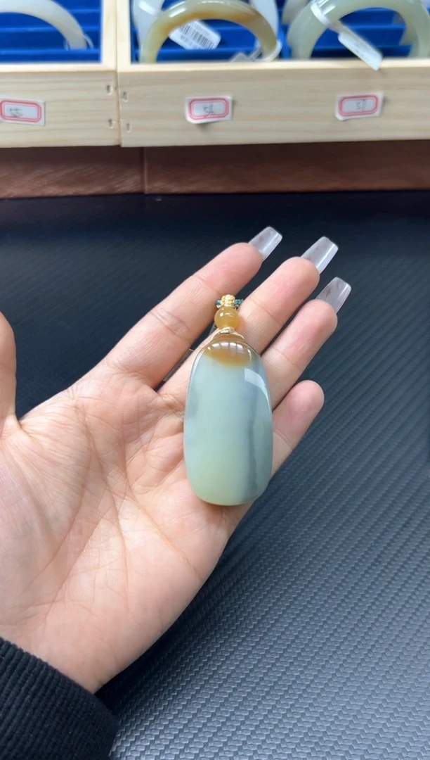 吊坠(赠链)未镶嵌和田玉若羌微色差吊坠