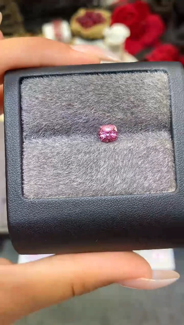 未镶嵌裸石定制尖晶石枕型 越南尖晶 0.90ct