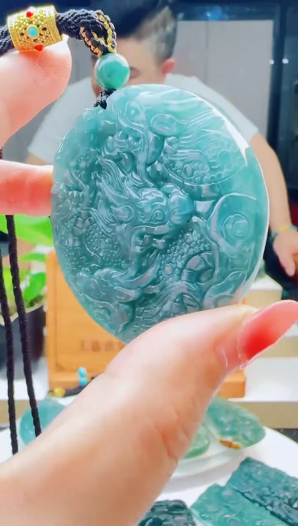 翡翠未镶嵌颈饰多样性发货其中一件