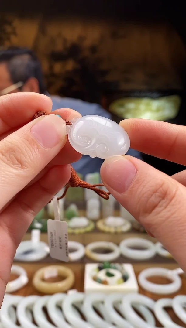 颈饰未镶嵌和田玉白玉如意