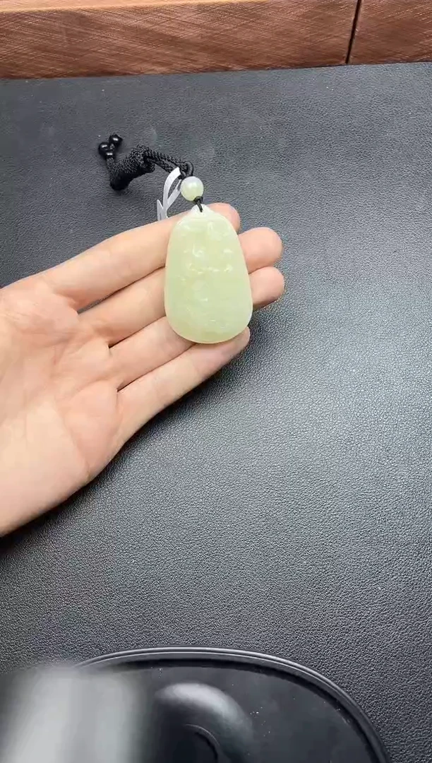 吊坠(赠链)未镶嵌和田玉且末微色差迪克兰二细吊坠