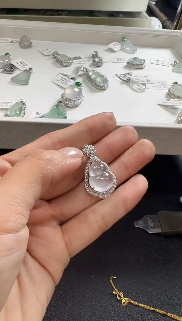 颈饰18K金镶嵌翡翠 KLYN1122-011