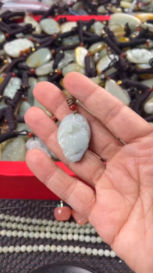 【闪购商品】和田玉颈饰未镶嵌多样性发货没有证书拍一发一有瑕