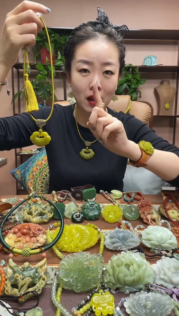 未镶嵌岫玉颈饰多样性发货发其中之一