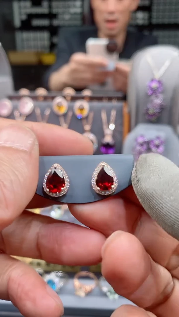 【闪购商品】石榴石耳钉银S925镶嵌石榴石耳钉