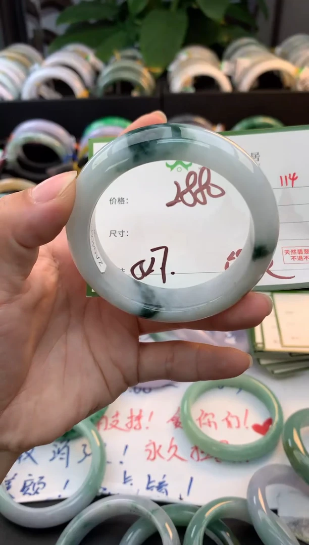 未镶嵌定制翡翠毛货需精细抛光+多人