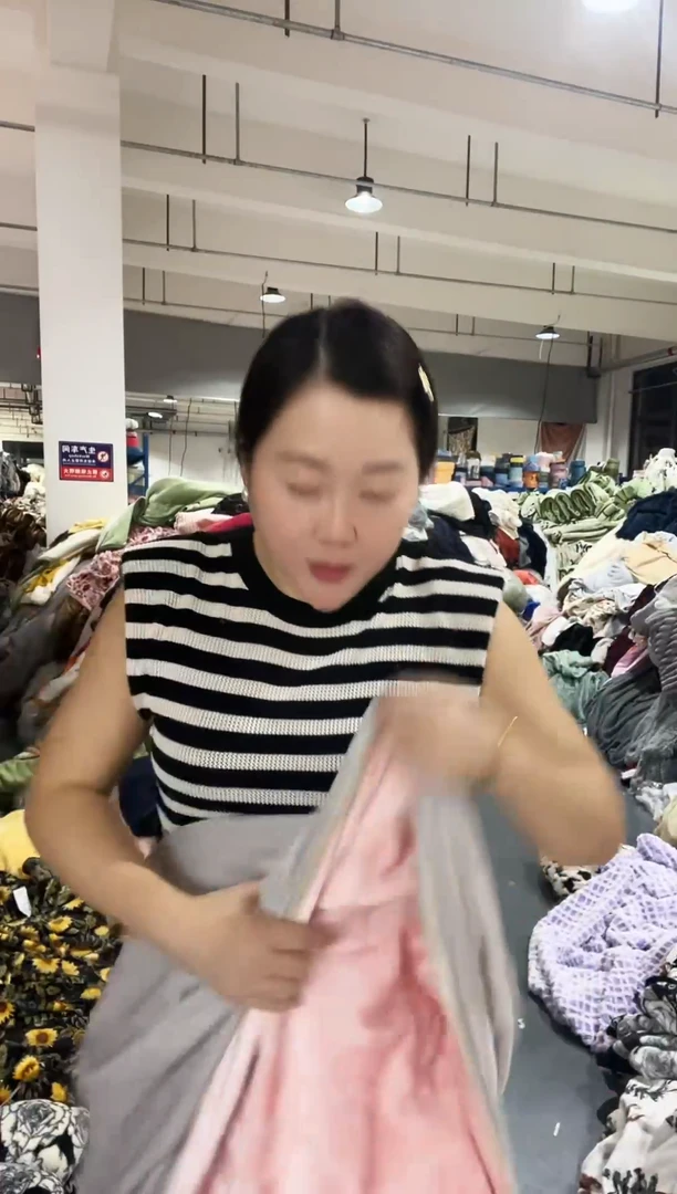 混纺主播手上展示的产品   2.0*2.3米