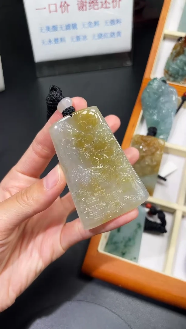 翡翠未镶嵌颈饰山水