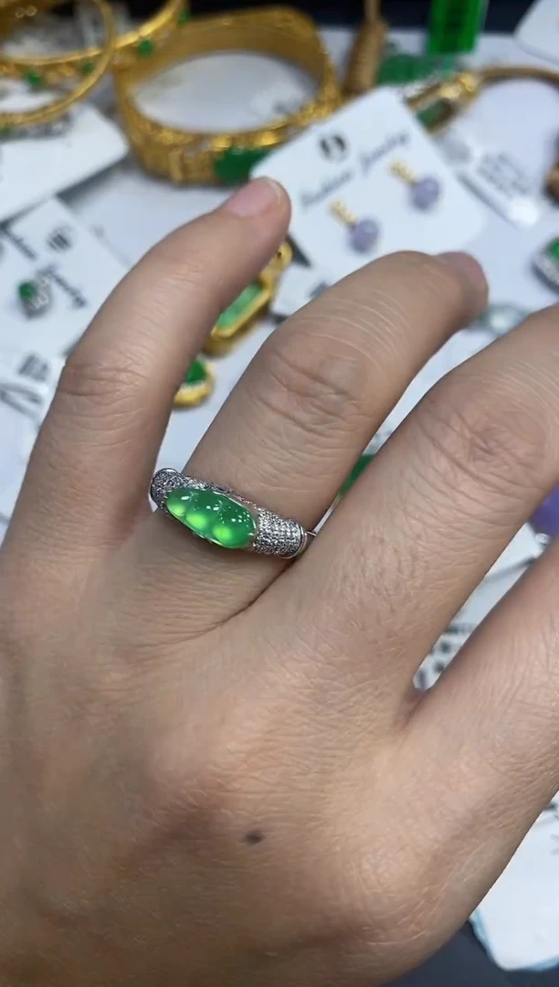 18K金镶嵌戒指翡翠马****肉 18K金镶嵌 戒指 翡翠