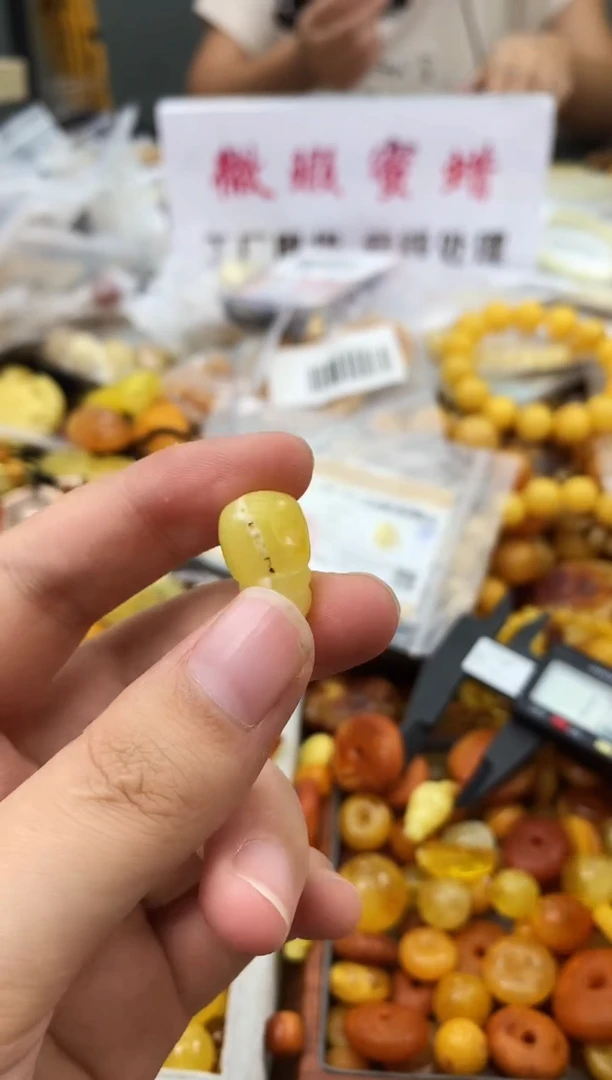 未镶嵌琥珀珠宝奇石192
