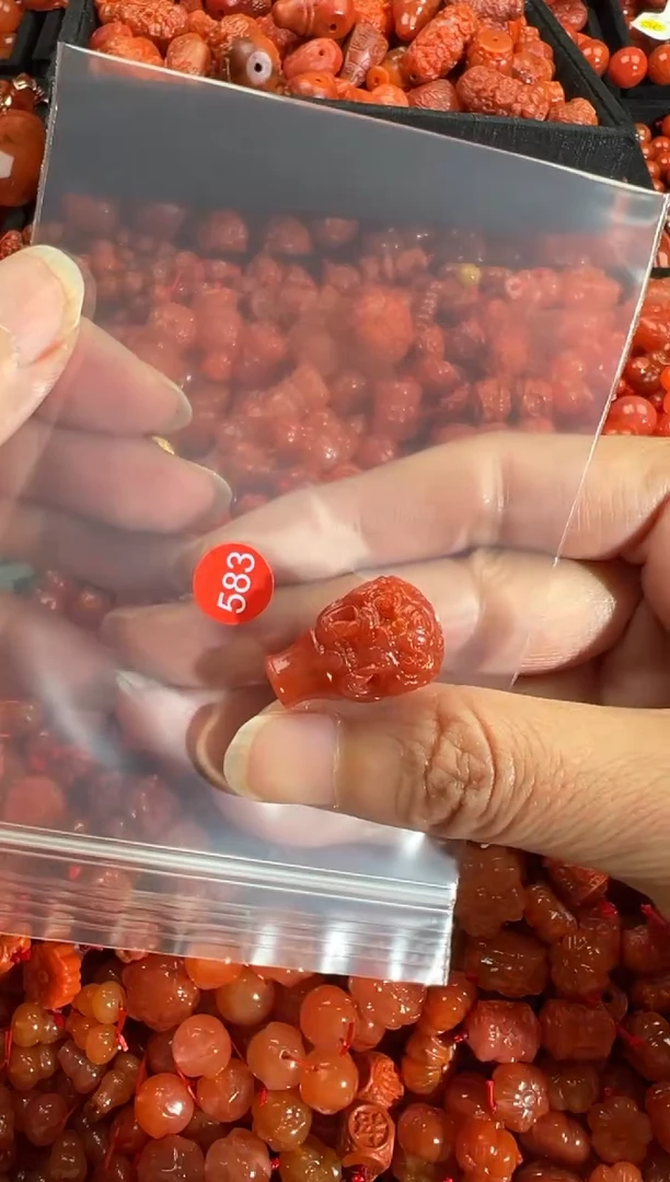 南红玛瑙未镶嵌颈饰1