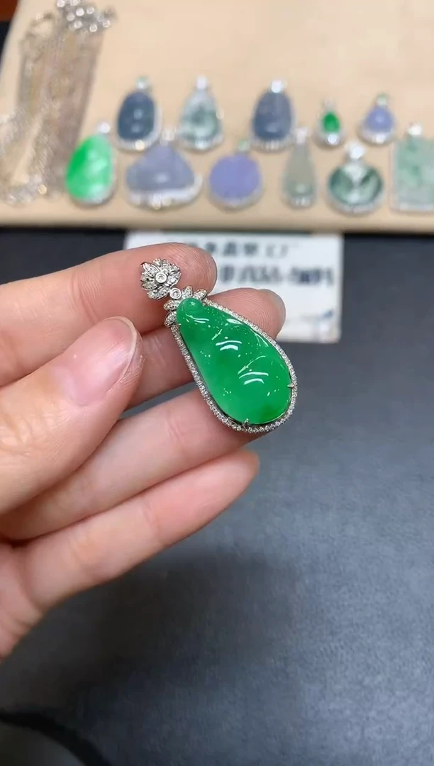 【闪购商品】翡翠吊坠(不含链)18K金镶嵌福豆【无服务费