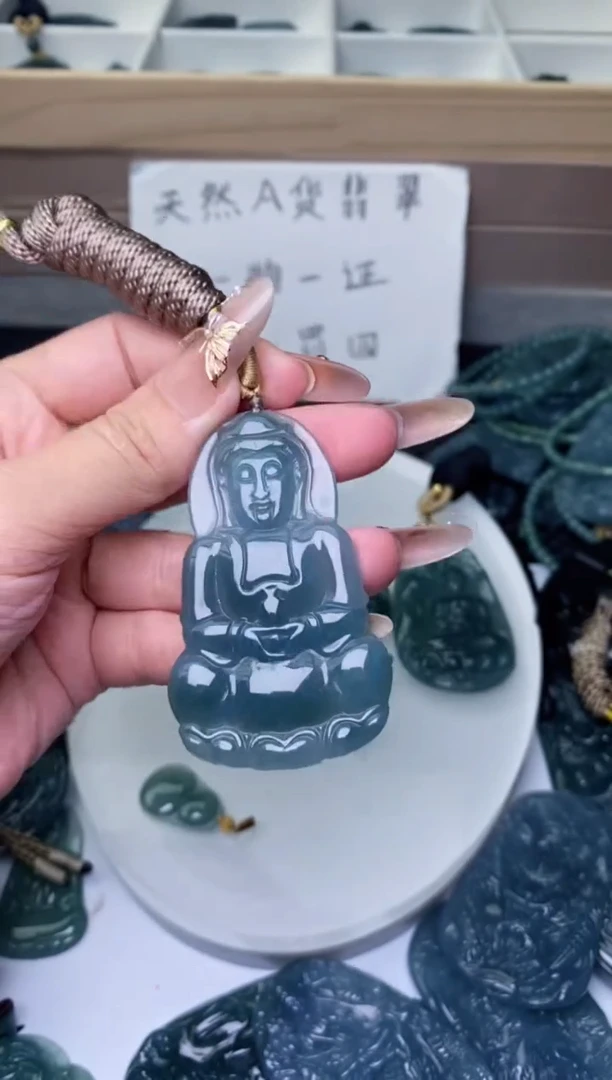 颈饰未镶嵌翡翠