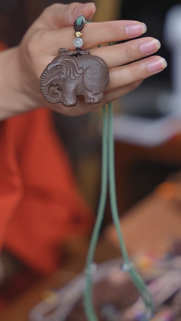 泥塑次第花开六牙吉象脖挂款式