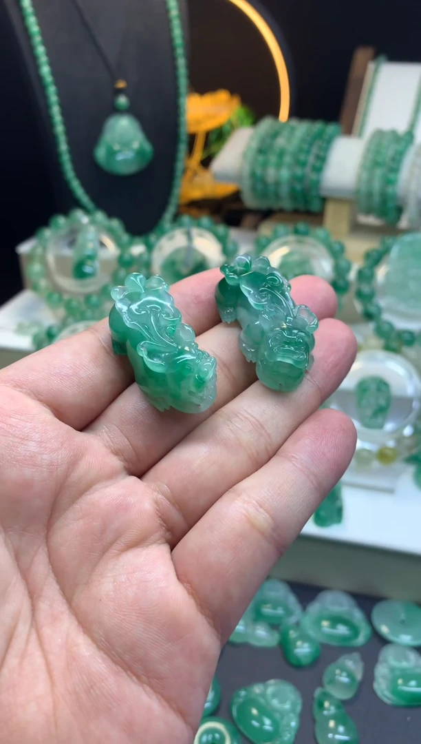 吊坠(不含链)未镶嵌石英质玉（非洲翠）貔貅一对