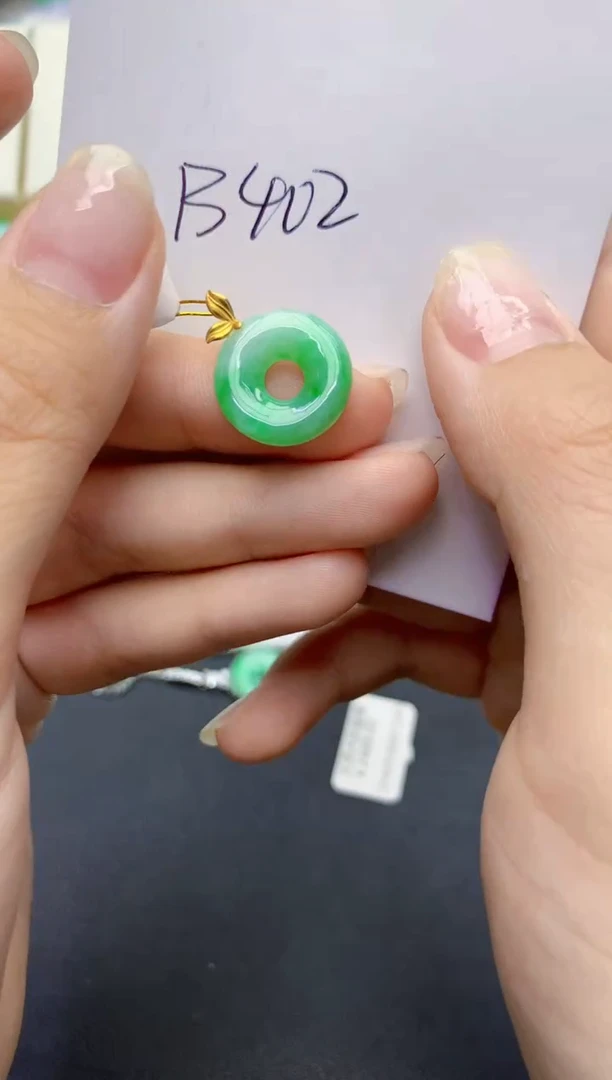 翡翠18K金镶嵌颈饰天然缅甸A货翡翠