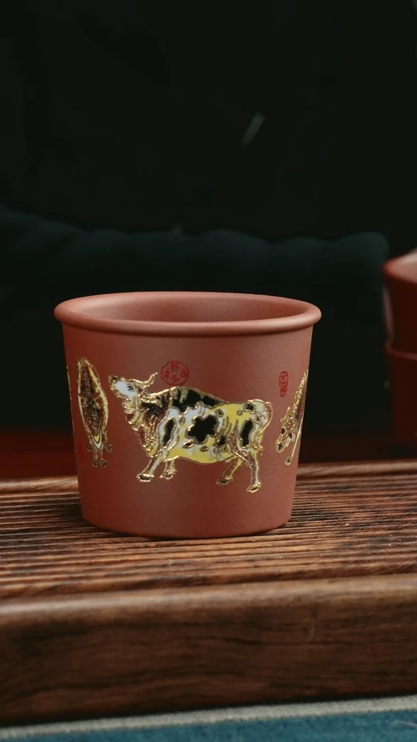 【闪购商品】紫砂茶杯描金五牛