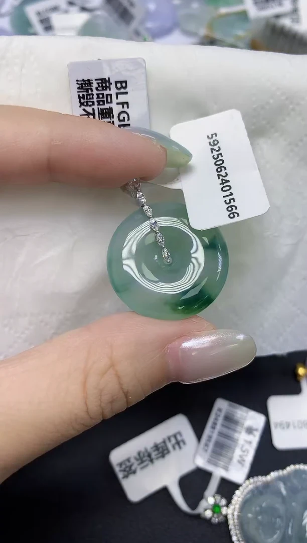 翡翠18K金镶嵌颈饰天然缅甸翡翠A货