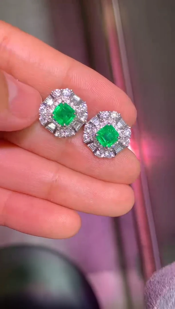 18K金镶嵌耳饰祖母绿1.23ct