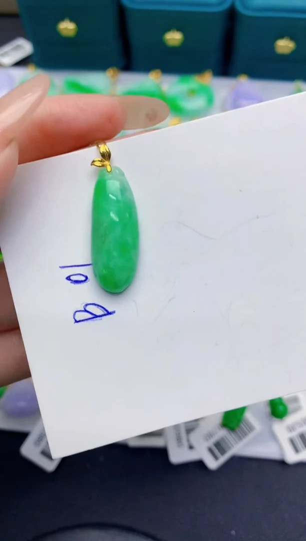 颈饰18K金镶嵌翡翠缅甸天然翡翠A货