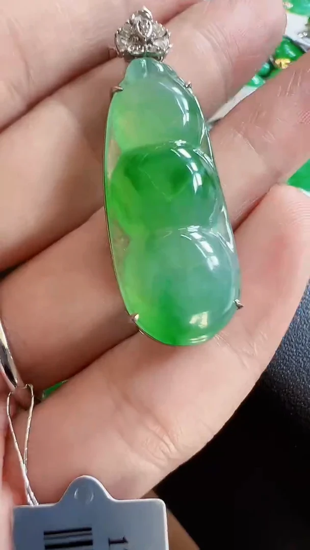 颈饰18K金镶嵌翡翠豆