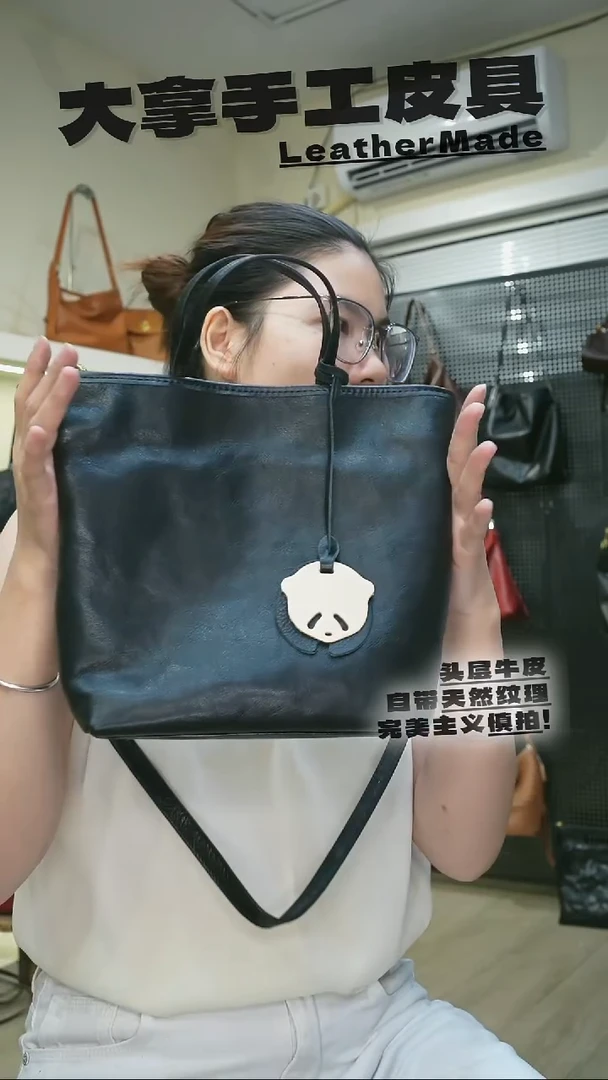 牛皮头层植鞣牛皮黑色中托特带挂件