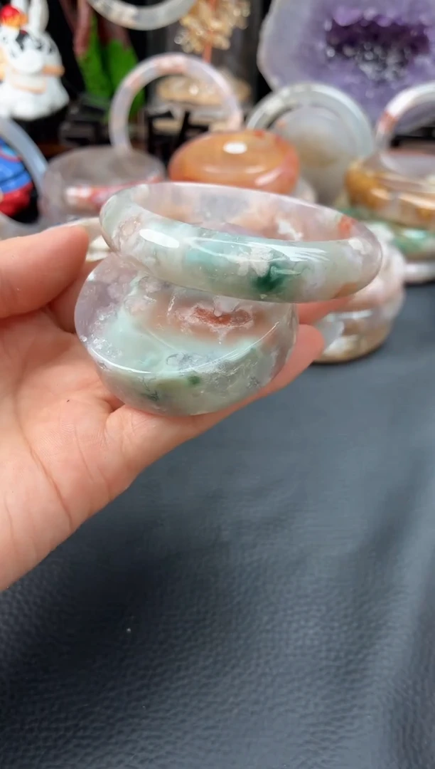 未镶嵌手镯（圆镯）石英质玉52
