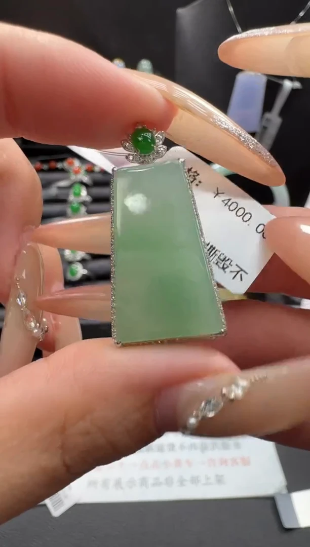 18K金镶嵌挂件翡翠翡翠吊坠