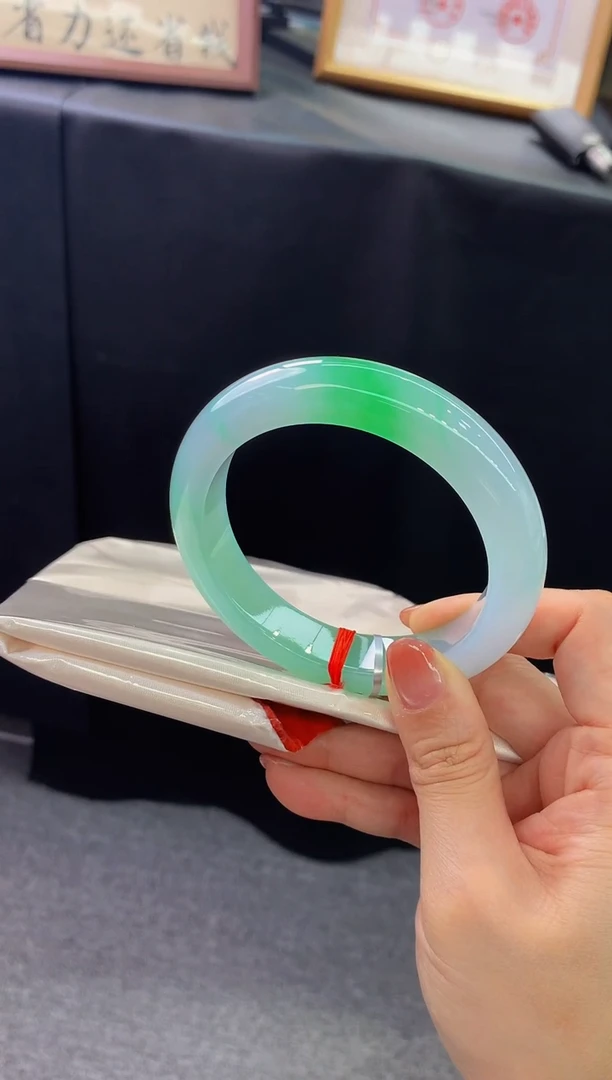 未镶嵌手镯翡翠-C202 圈口 64全款160万 定金2万