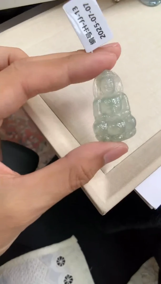 翡翠未镶嵌颈饰观音