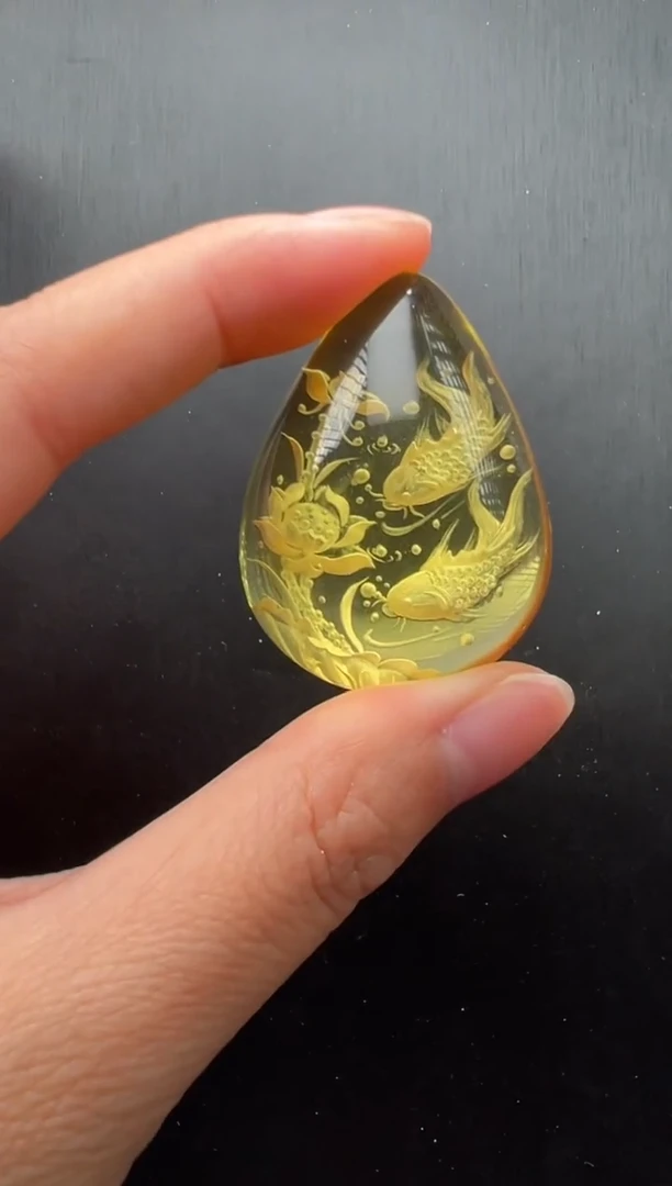 未镶嵌颈饰琥珀鱼