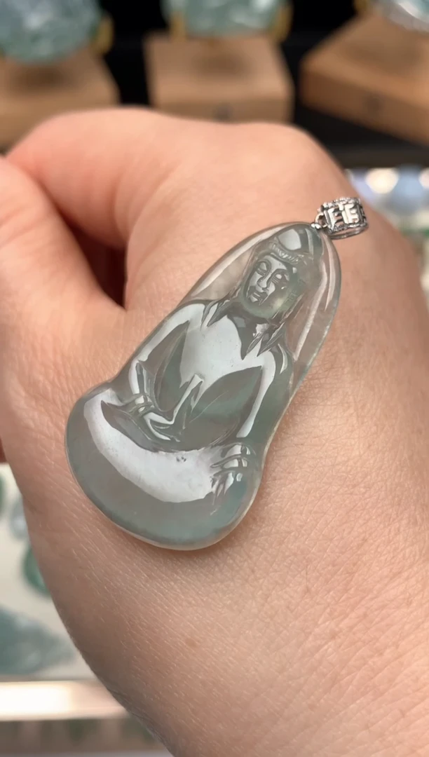 颈饰18K金镶嵌翡翠吊坠