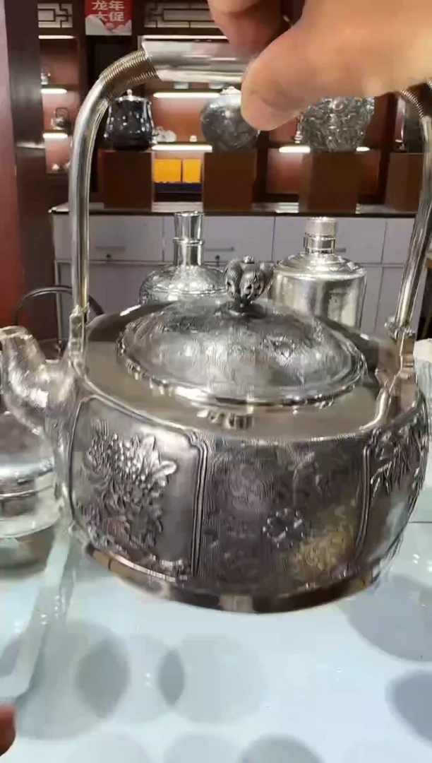 药*足银999精工手工梅兰竹菊鏨刻提梁烧水壶