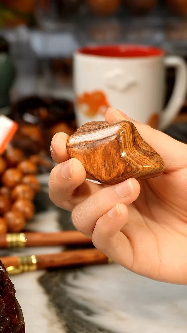 黄花梨/降香黄檀海黄随型玩料把件