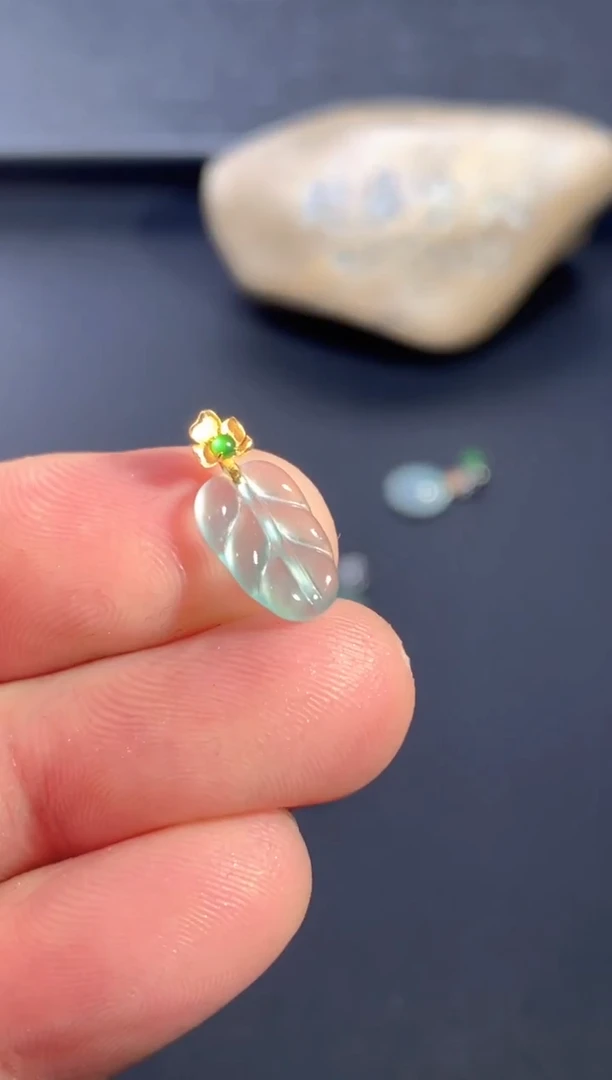 颈饰18K金镶嵌翡翠