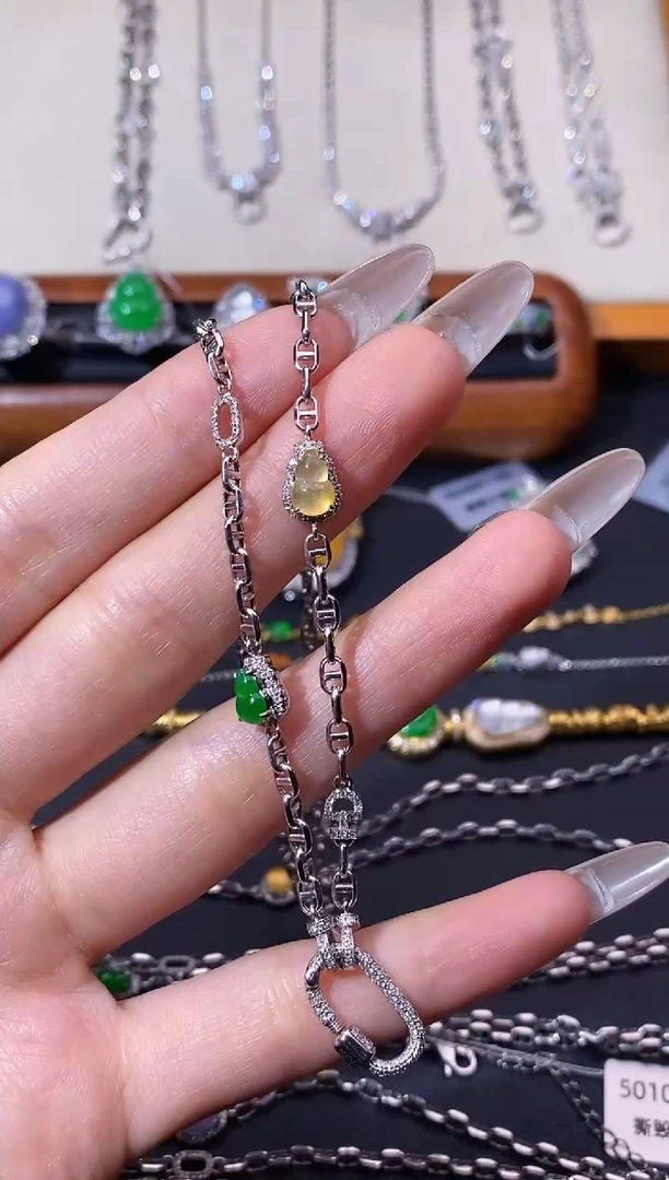 翡翠18K金镶嵌颈饰X*u猪鼻链