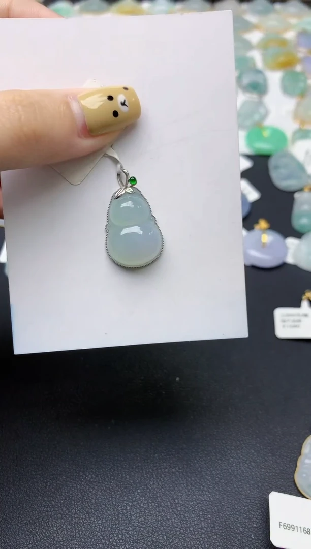 翡翠18K金镶嵌颈饰是**呀天然翡翠A货